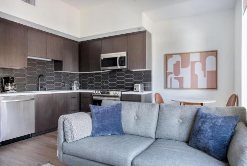 Hollywood 1br w pool gym nr coffee dining LAX-1115