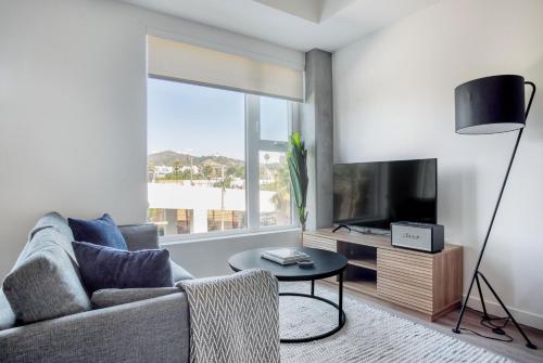 Hollywood 1br w pool gym nr coffee dining LAX-1115