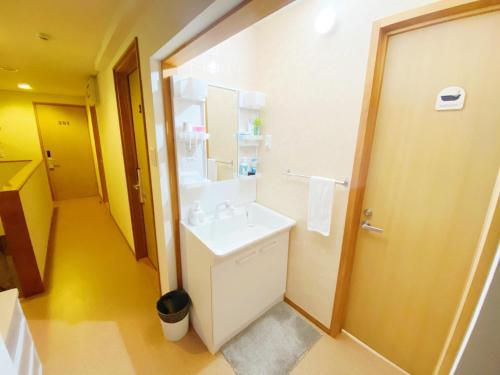 ein Badezimmer mit einem weißen Waschbecken und einem Spiegel in der Unterkunft Reinahill - Vacation STAY 67181v in Tokushima