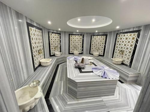 een badkamer met een bad en een wastafel bij ViparkOtel&Spa in İskenderun