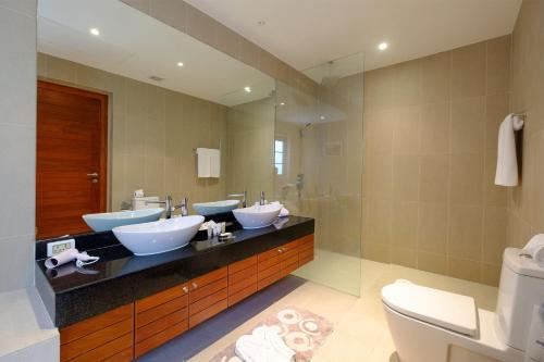 - Baño con 3 lavabos y aseo en Perfect 2br Pool Villa In Residence Bangtao Beach4, en Bang Tao Beach