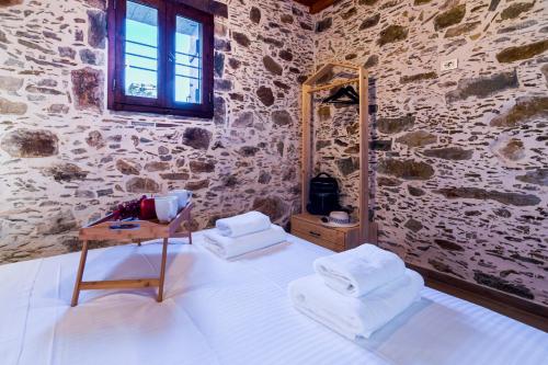 Кровать или кровати в номере Plagia Rooms