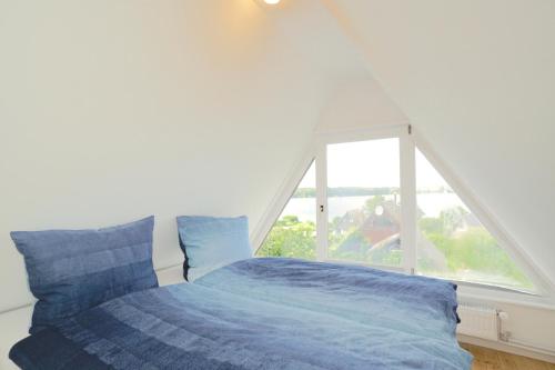 Postel nebo postele na pokoji v ubytování Ferienhaus Nurda - Seeblick am Wittensee