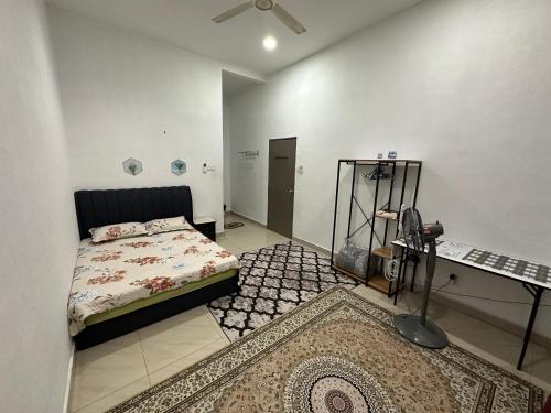 Postel nebo postele na pokoji v ubytování Azzahra Homestay Pekan with 3 Bedrooms fully airconditioner