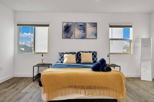 um quarto com uma cama e três pinturas na parede em Wonderful 3 Bedroom Home Perfect for Getaway em Los Angeles