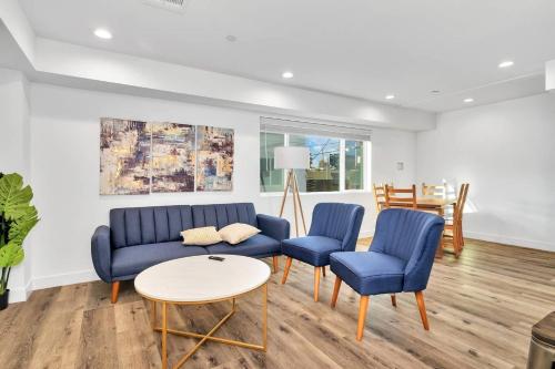 a living room with two blue chairs and a table at Wonderful 3 Bedroom Home Perfect for Getaway in Los Angeles