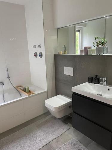łazienka z umywalką, toaletą i wanną w obiekcie Messe- Augsburg- Legoland Günzburg - 6 Personen w mieście Zusmarshausen