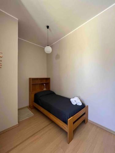 a bedroom with a bed in the corner of a room at Appartamento Casa Armonia a Montefiascone in Montefiascone