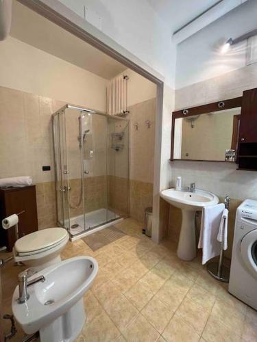 a bathroom with two sinks and a shower and a toilet at Appartamento Casa Armonia a Montefiascone in Montefiascone