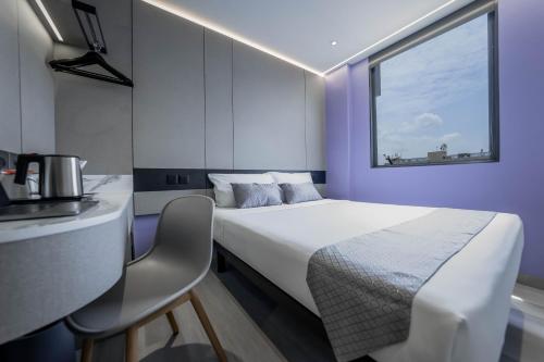 Postel nebo postele na pokoji v ubytování Hotel 81 Palace - NEWLY RENOVATED