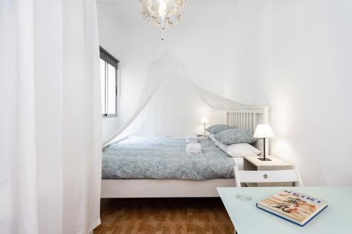 um quarto branco com uma cama e uma mesa em Home2Book Cozy Apartment Santa Cruz City Center em Santa Cruz de Tenerife