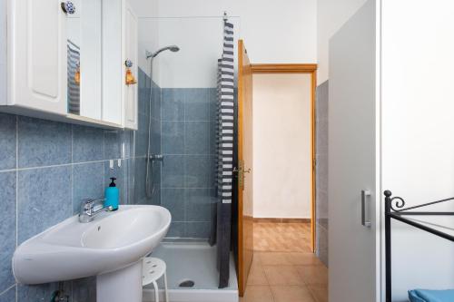 uma casa de banho com um lavatório e um chuveiro em Home2Book Cozy Apartment Santa Cruz City Center em Santa Cruz de Tenerife