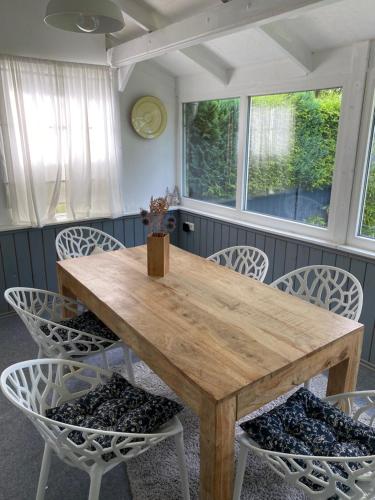 a wooden table and chairs in a room at Haus am Grimnitzsee mit Garten in Joachimsthal