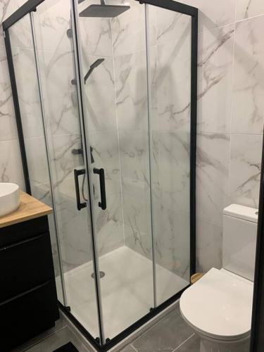 une cabine de douche dans une salle de bain avec toilettes dans l'établissement Charmant T1-Bis à Cuges-Les-Pins, à Cuges-les-Pins