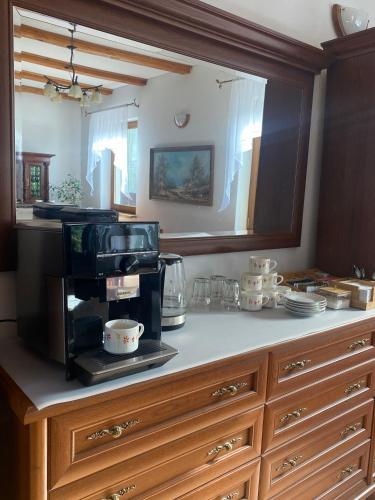 een keuken met een koffiezetapparaat op een aanrecht bij Pełnikowe Zacisze in Bobolice