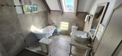 Un baño de Allview Selfcatering Apartments Jacobsbaai