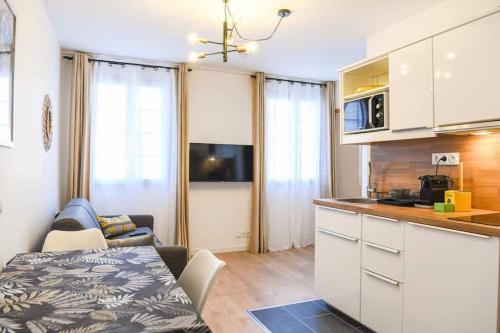 une cuisine et un salon avec un canapé et une table dans l'établissement Appartement Vieux-Port de Marseille - Opéra, à Marseille