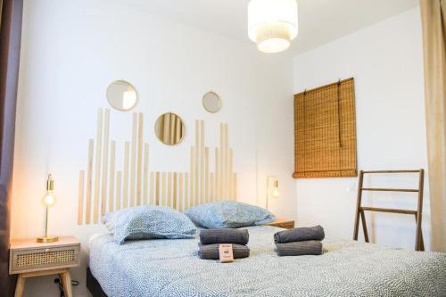- une chambre avec un lit et des oreillers dans l'établissement Appartement Vieux-Port de Marseille - Opéra, à Marseille