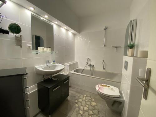 バート・ハルツブルクにあるDe Luchsの白いバスルーム(洗面台、トイレ付)