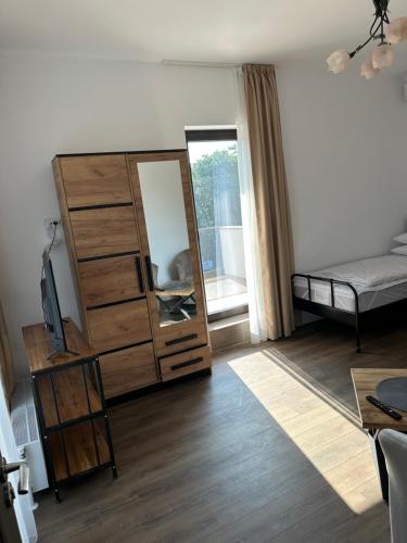 een woonkamer met een dressoir en een slaapkamer bij FORREST Villa in Eforie Nord