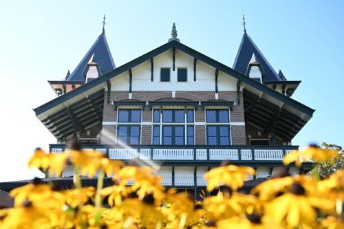 a building with a roof with yellow flowers in front at Wapen van Hengelo Residence Suites - digital key by SMS and email in Hengelo