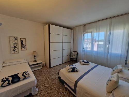 1 dormitorio con 2 camas y ventana grande en To Be Happy in Venice en Mestre