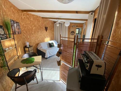 Cette chambre dispose d'un balcon avec un lit et une table. dans l'établissement "Bungalow By Saeto" Hébergement privé chez l'habitant, à Saint-Paul