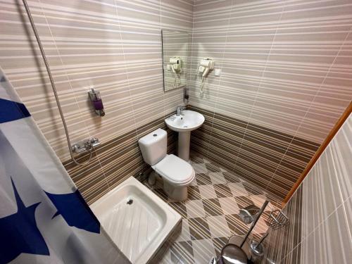 ein kleines Bad mit WC und Waschbecken in der Unterkunft Sarrafon Guest House in Buxoro