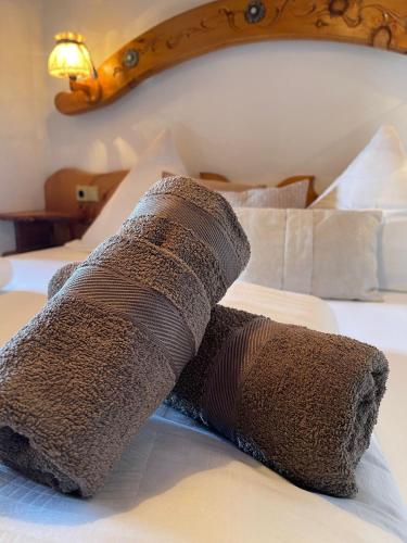 a wrapped up cast on a bed at Gasthof Pension Perauer in Lieserhofen