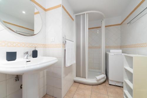 uma casa de banho branca com um lavatório e um chuveiro em Las Adelfas South Beach 2 By CanariasGetaway em San Bartolomé