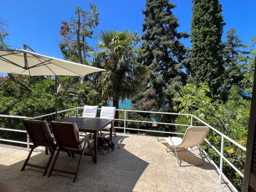 The Red - beachfront house with a big, charming garden