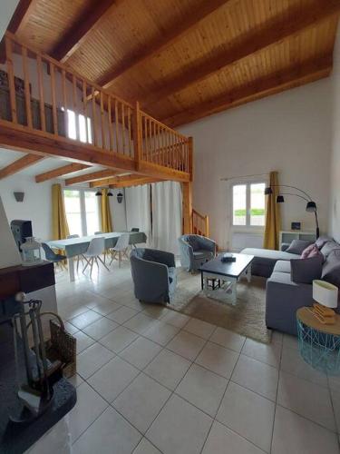un salon avec des canapés et un escalier en bois dans l'établissement Maison 12 pers, Le Phare - 300 mètres des plages, à La Tranche-sur-Mer