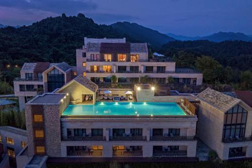 Pemandangan gunung umum atau pemandangan gunung yang diambil dari resort
