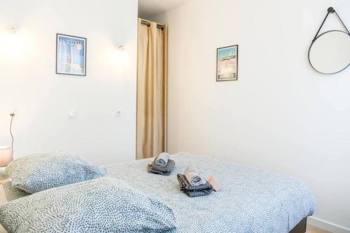 - une chambre avec un lit doté de draps bleus et de serviettes dans l'établissement Appartement Vieux-Port de Marseille - Davso, à Marseille
