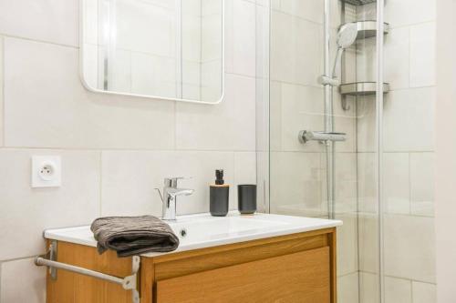 une salle de bain avec un lavabo et une douche dans l'établissement Appartement Vieux-Port de Marseille - Davso, à Marseille