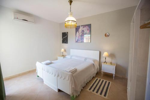 - une chambre avec un lit blanc et 2 tables de chevet dans l'établissement Ogliastro Sul Mare - Sleep and Dream, à Cefalù
