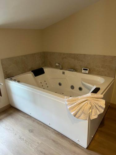 - une grande baignoire blanche dans la chambre dans l'établissement La Halte Louis XIII, à Bram