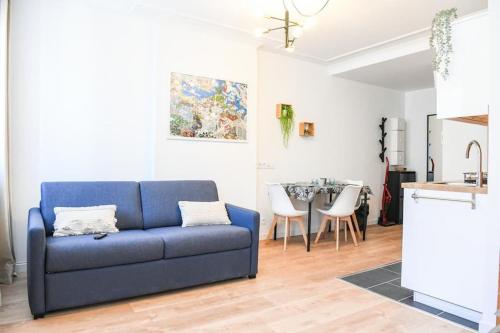 un salon avec un canapé bleu et une table dans l'établissement Appartement Vieux-Port de Marseille - Davso, à Marseille