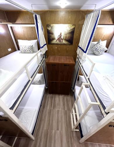 Ένα ή περισσότερα κρεβάτια σε δωμάτιο στο Hanuman VIP Hostel
