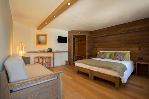 a bedroom with a bed and a kitchen at B&B Le Molinare Home Relax in Varda