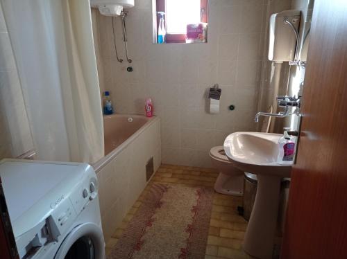 Koupelna v ubytování APARTMAN U BUKOVICKOJ BANJI ARANDJELOVAC