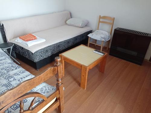 Postel nebo postele na pokoji v ubytování APARTMAN U BUKOVICKOJ BANJI ARANDJELOVAC