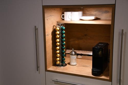 um armário de madeira com uma garrafa e bolas sobre ele em Hof-Fankhauser em Wasen
