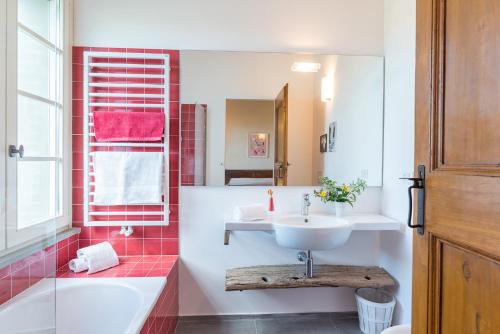 ein Badezimmer mit Waschbecken, Badewanne und Toilette in der Unterkunft Tenuta Bellafonte 14, Emma Villas in Bevagna