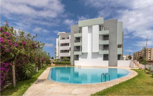 een gebouw met een zwembad voor een gebouw bij Appartement de luxe sécurisée, calm, privée avec piscine in El Jadida