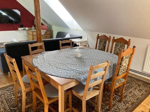 una sala da pranzo con tavolo e sedie di Apartmány Lucie a Karlovice