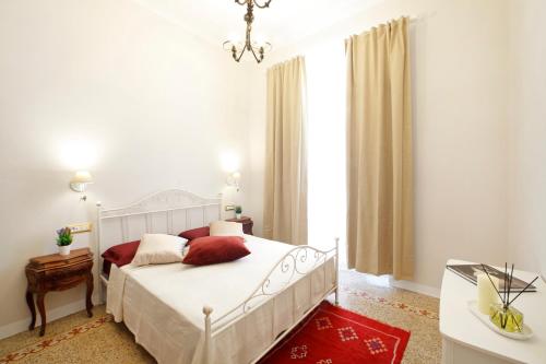 Postel nebo postele na pokoji v ubytování BREATHE LIGURIA - LUCY 1 bedroom and 1 apartment in a newly renovated nineteenth-century building in the historic center near the sea