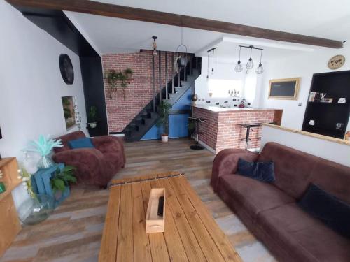 un salon avec deux canapés et une table dans l'établissement Villa Dinah 17 Maison dans la campagne Rochelaise, à Saint-Sauveur-dʼAunis