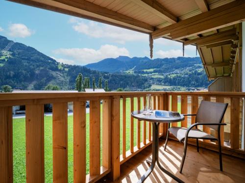 a balcony with a table and a view of a mountain at Alpenhof Hotel Garni Suprême in Zell am Ziller