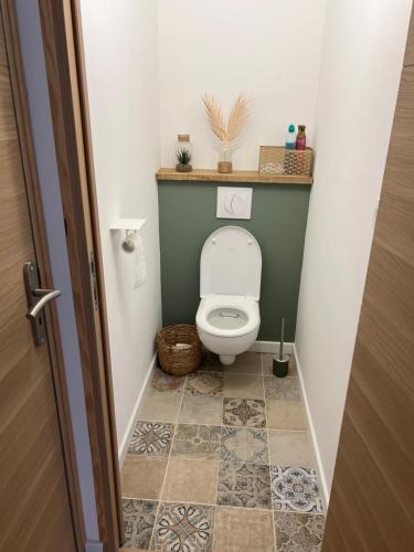 uma casa de banho com um WC com uma prateleira por cima em Chambre privée avec SDB et WC 
